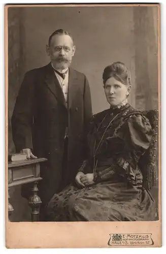 Fotografie E. Motzkus, Halle /S., Ulrichstrasse 57, Älterer Mann mit Vollbart und Brille und Dame im festlichen Kleid