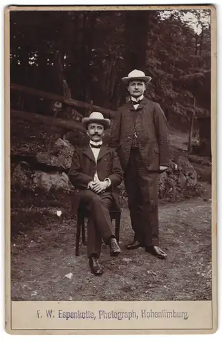 Fotografie F. W. Espenkotte, Hohenlimburg, Zwei Herren in Anzügen mit Strohhüten vor Bäumen