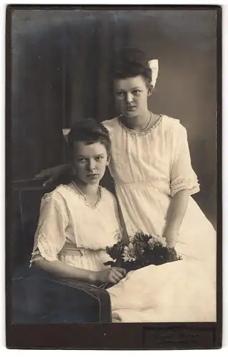 Fotografie Curt Born, Kamenz i./Sa., Junge Zwillingsschwestern in weissen Kleidern