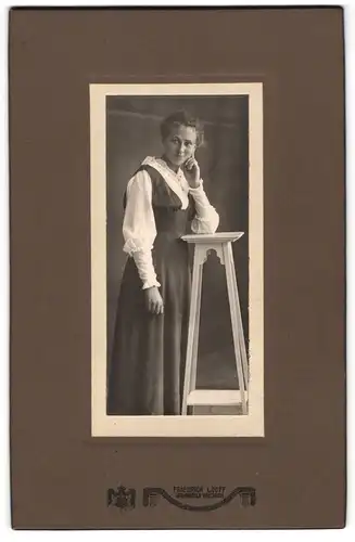 Fotografie Friedrich Looff, Dresden, Attraktive Dame mit nettem Lächeln