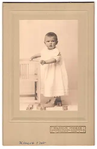 Fotografie Wilhelm Moeck, Dresden, Bienertstr. 14, Säugling bei ersten Schritten