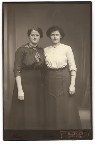 Fotografie Th. Eppler, Dresden, Hauptstr. 24, Schwestern in zeitgenössischen Kleidern