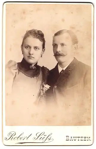 Fotografie Robert Süss, Bautzen, Elegantes Ehepaar, er mit Schnauzer
