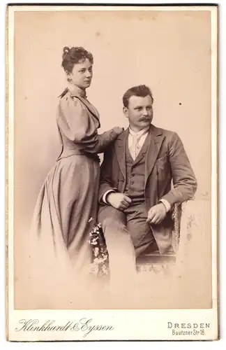 Fotografie Klinkhardt & Eyssen, Dresden, Bautzner Str. 16, Junges Paar, er im Anzug, sie in schickem Kleid