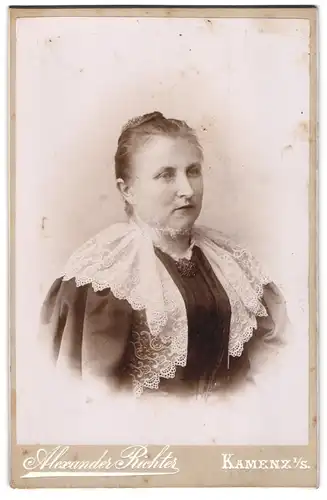 Fotografie Alexander Richter, Kamenz i./S., Greisin im Kleid mit Puffärmeln und verzierter Weste