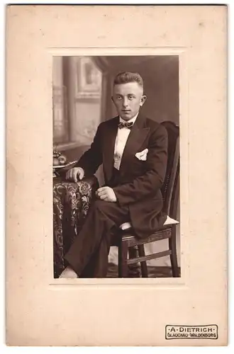 Fotografie A. Dietrich, Glauchau-Waldenburg, Junger Herr mit neumodischer Frisur und Fliege
