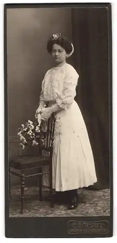 Fotografie E. G. Fr. Stotz, Dresden, Leipzigerstr. 49, Junge Dame in Kleid mit Blumenschmuck im Haar