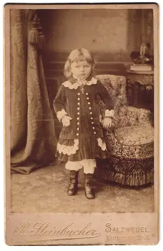 Fotografie R. Steinbacher, Salzwedel, Neuperver Str. 38, Kind im Samtkleid mit Kreuzkette