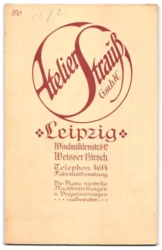 Fotografie Atelier Strauss G. m. B. H., Leipzig, Windmühlenstr. 8-12, Bürgerliche Dame im modischen Kleid