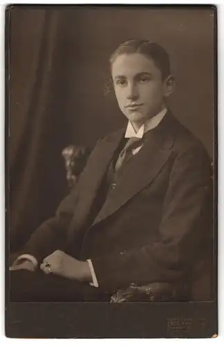 Fotografie Hahn Nachfolger, Dresden-Altstadt, Ferdinand-Str. 11, Junger Herr im Anzug mit Krawatte