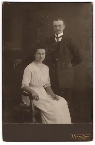 Fotografie G. Schoch, Zörbig, Junges Paar in hübscher Kleidung