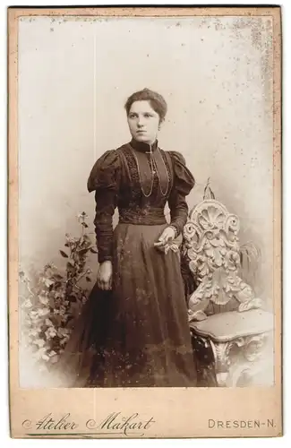 Fotografie Otto Wendt, Dresden-N., Bautznerstr. 29, Junge Dame im bestickten Kleid