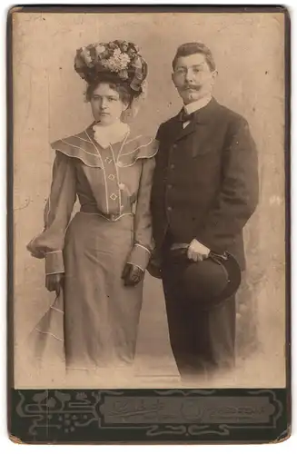 Fotografie Lambert, Dresden-A., Seestr. 21, Bürgerliches Paar in modischer Kleidung
