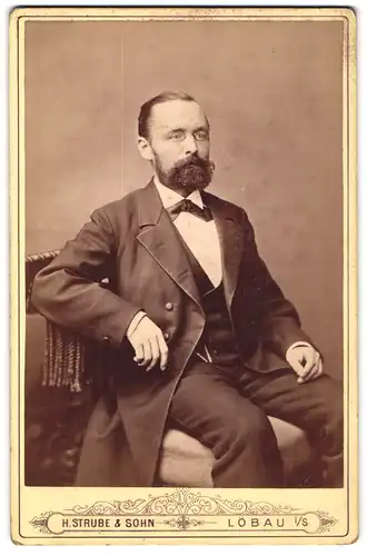 Fotografie H. Stube & Sohn, Löbau i /S., Elegant gekleideter Herr mit Brille und Vollbart
