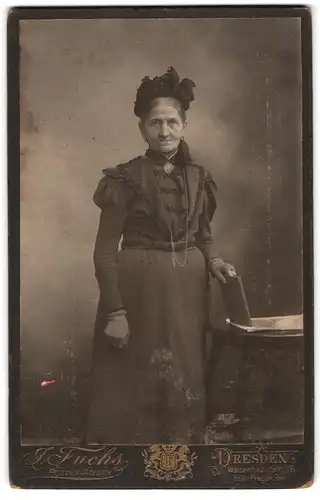Fotografie J. Fuchs, Dresden, Waisenhausstr. 16 Ecke Pragerstr., Ältere Dame im Kleid mit Haube