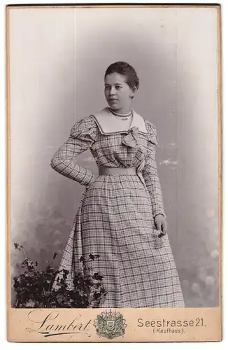 Fotografie Lambert, Dresden, Seestr. 21, Junge Dame im karierten Kleid