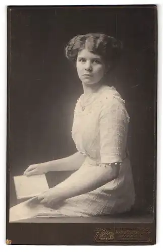 Fotografie Arno Pautzsch, Dresden-N., Bischofsweg 56, Junge Dame im weissen Kleid mit Buch