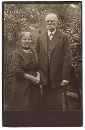 Fotografie unbekannter Fotograf und Ort, Älteres Paar in hübscher Kleidung