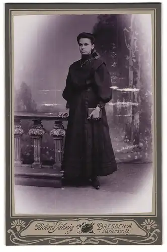 Fotografie Richard Jähnig, Dresden-A., Marienstr. 12, Junge Dame im modischen Kleid