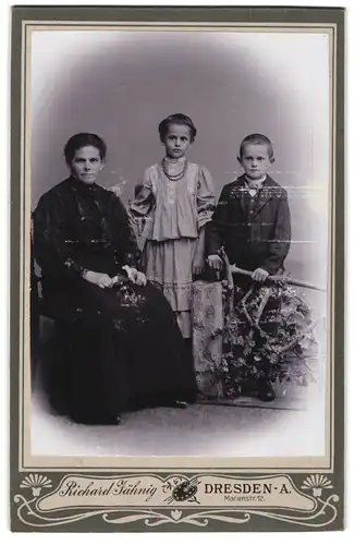 Fotografie Richard Jähnig, Dresden-N., Marienstr. 12, Bürgerliche Dame mit einem Jungen und einem Mädchen