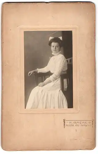 Fotografie H. Backe, Altenburg, Teichplan 8, Junge Dame in weisser Kleidung