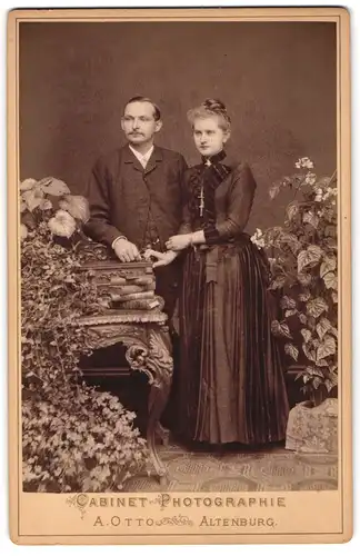 Fotografie A. Otto, Altenburg, Junges Paar in modischer Kleidung