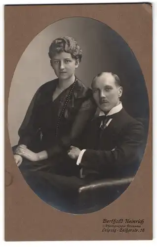 Fotografie Berthold Heinrich, Leipzig, Zeitzerstr. 16, Junges Paar in zeitgenössischer Kleidung