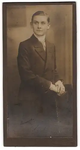 Fotografie E. Maass, Schneeberg i. S., Junger Herr im Anzug mit Krawatte