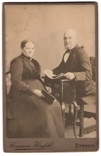 Fotografie Hermann Herzfeld, Dresden, Älteres Paar in zeitgenössischer Kleidung