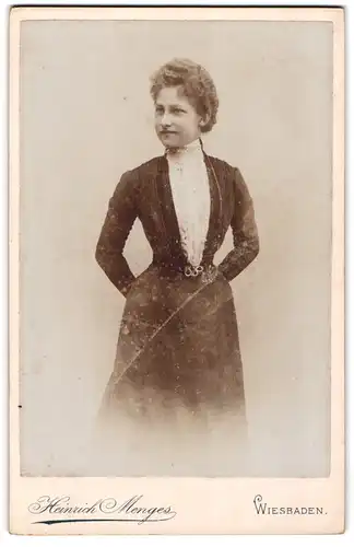 Fotografie Heinrich Menges, Wiesbaden, Kirchgasse 7, Junge Dame im zeitgenössischen Kleid