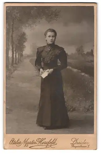 Fotografie Martin Herzfeld, Dresden, Pragerstr. 7, Junge Dame im Kleid mit einem Buch