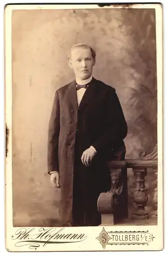 Fotografie Ph. Hofmann, Stollberg i /E., Junger Herr in modischer Kleidung