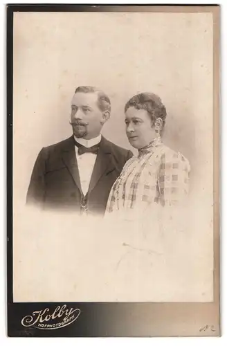 Fotografie Kolby, Zwickau i /S., Bürgerliches Paar in modischer Kleidung