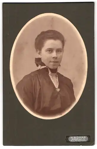 Fotografie H. Bohne, Kamenz i. S., Bautznerstr., Junge Dame in hübscher Kleidung