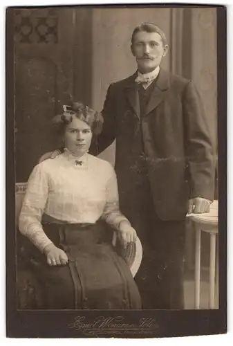 Fotografie Emil Winzer u. Sohn, Potschappel, Tharandterstr., Junges Paar in hübscher Kleidung