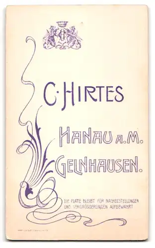 Fotografie C. Hirtes, Hanau a. M., Junge Dame im hübschen Kleid