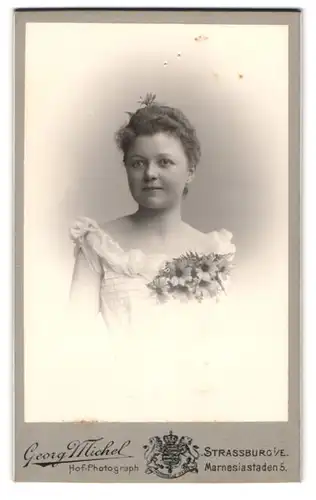 Fotografie Georg Michel, Strassburg i /Els., Marnesiastaden 5, Junge Dame im Kleid mit Ansteckblumen