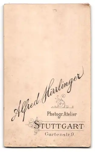 Fotografie Alfred Hirrlinger, Stuttgart, Gartenstr. 9, Junger Herr im Anzug mit einem Buch