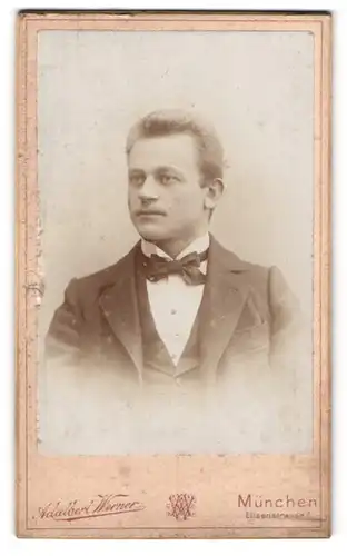 Fotografie Adalbert Werner, München, Elisenstr. 7, Junger Herr im Anzug mit Fliege