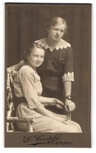 Fotografie G. Constabel, Hanerau, Zwei junge Damen in hübschen Kleidern