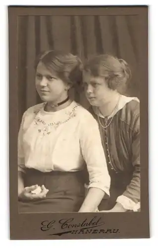 Fotografie G. Constabel, Hanerau, Zwei junge Damen in hübscher Kleidung