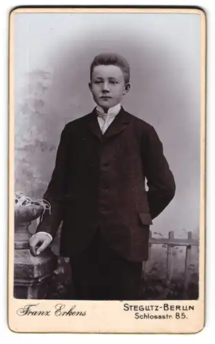 Fotografie Franz Erkens, Berlin-Steglitz, Schlossstr. 85 Ecke Albrechtstr., Junger Mann im Anzug mit Krawatte