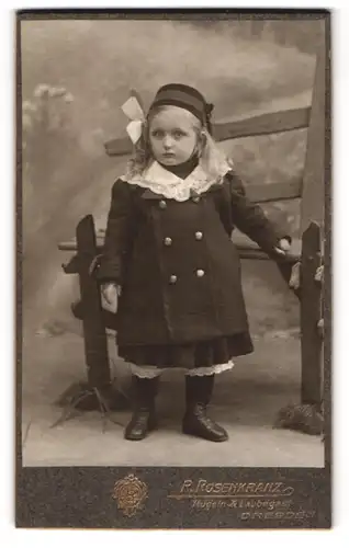 Fotografie R. Rosenkranz, Mügeln b. Dresden, Königstr. 32, Kleines Mädchen im Mantel