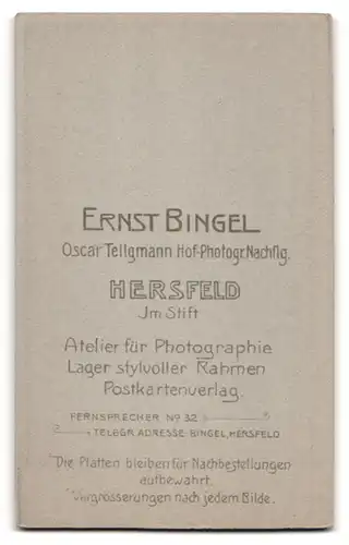 Fotografie Ernst Bingel, Hersfeld, Im Stift, Süsses Kleinkind im Matrosenkleid