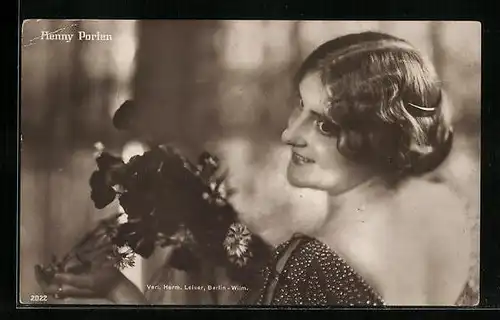 AK Schauspielerin Henny Porten mit Blumenstrauss