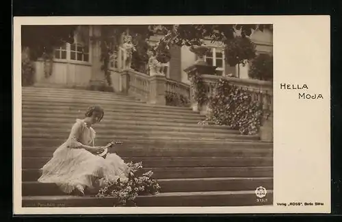 AK Schauspielerin Hella Moja mit Laute auf einer Freitreppe