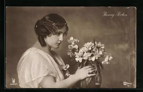 AK Schauspielerin Henny Porten posiert an einer Blumenvase