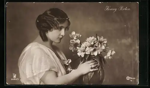 AK Schauspielerin Henny Porten posiert mit Blumenvase
