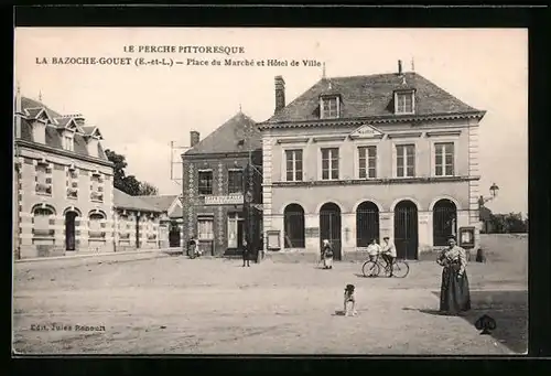 AK La Bazoche-Gouet, Place du Marché et Hôtel de Ville