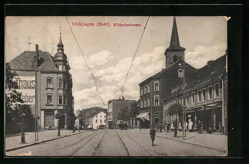 AK Völklingen /Saar, Wilhelmstrasse mit Fussgängern und Geschäften